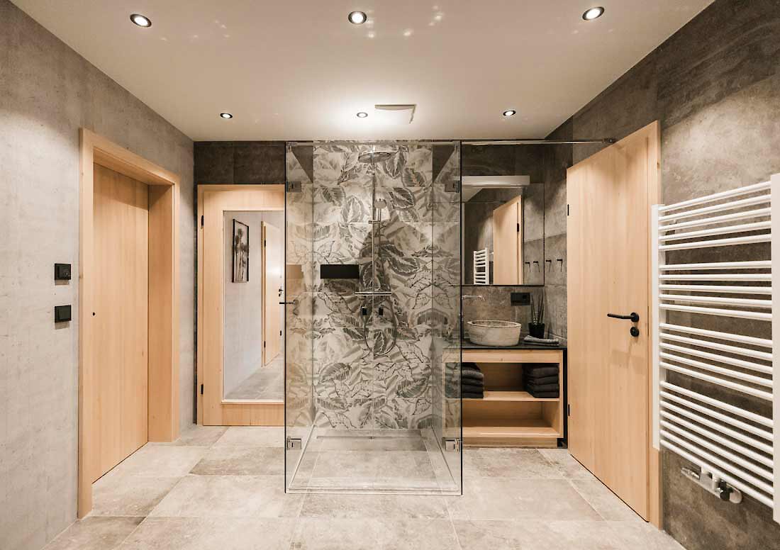 Geräumiges Badezimmer in der Chalet-Suite Annerose